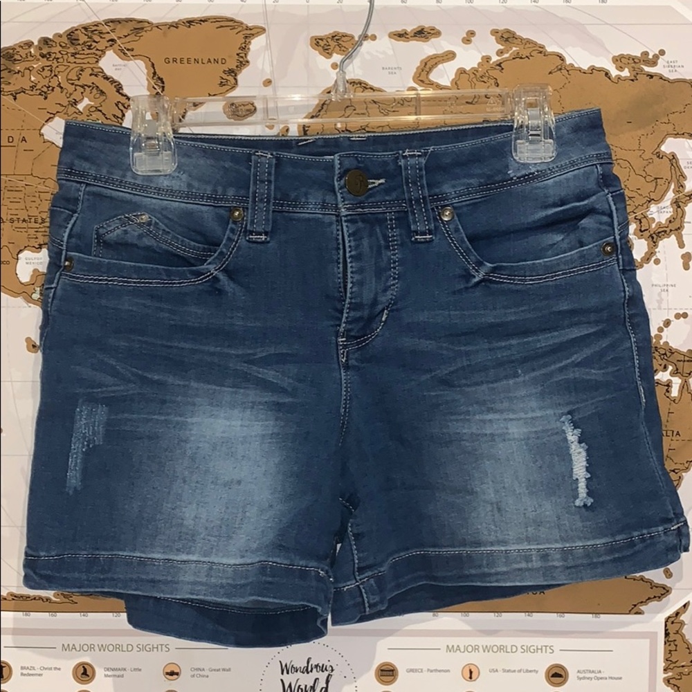 BUTT FLATTERING JEAN SHORTS